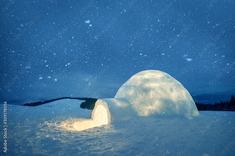 冬季的景象，白雪皑皑的冰屋和夜空中的乳白色。星星照耀下的奇妙冬季景观
