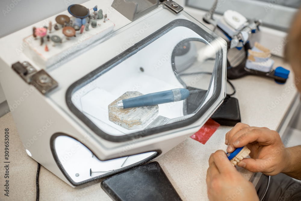 牙科技师在实验室进行石膏颚的工作