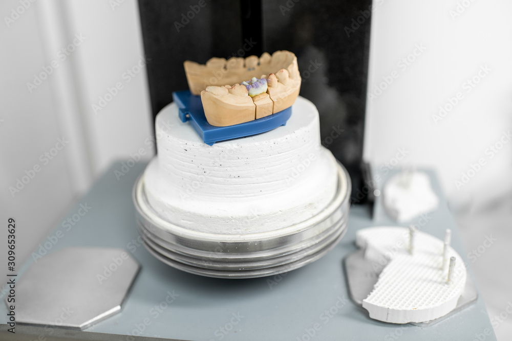 带假牙的专业烤箱，在实验室烘焙搪瓷假牙