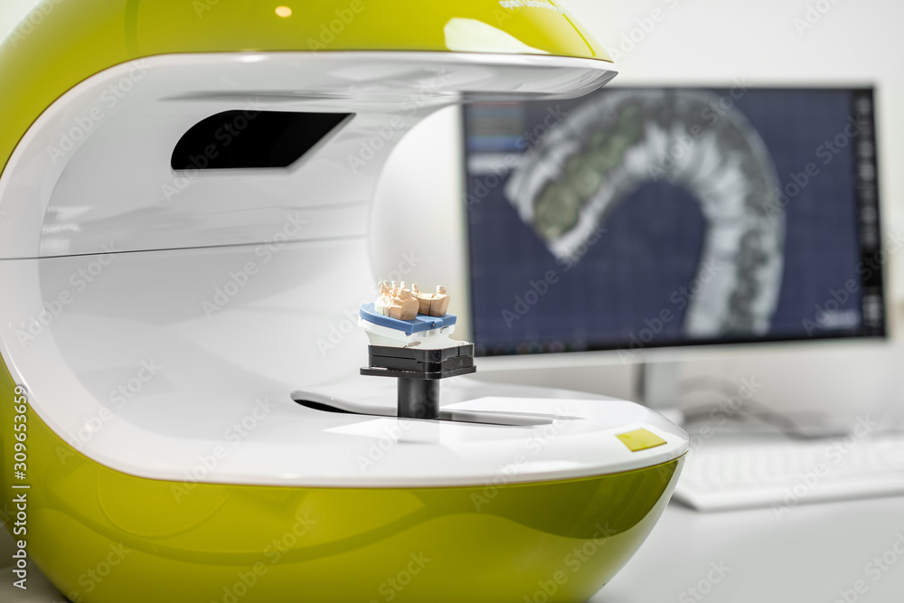 在实验室的第三台扫描仪上扫描下颌模型，用于制造假牙或植入物