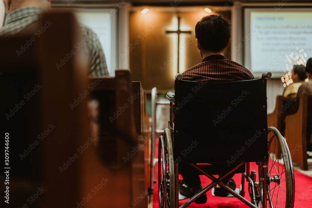 周日早上，残疾人在教堂坐在轮椅上。残疾人礼拜和观看的概念