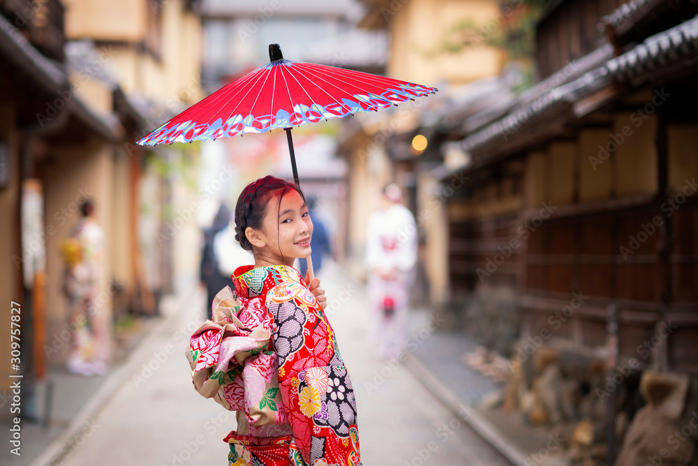 日本女孩在京都旧市场散步