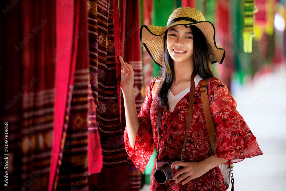 亚洲女孩在Lamduan编织布咖啡店玩得开心