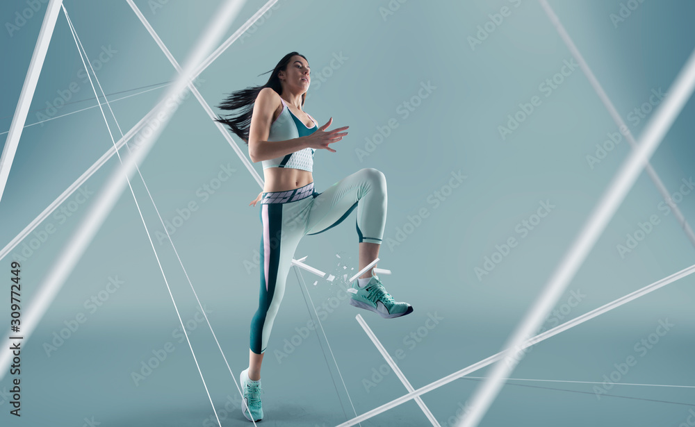 女运动员跑步和跳跃。健康女性对抗高科技背部锻炼的侧视图