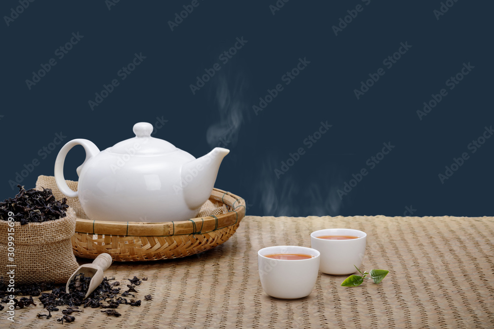 早上隔离d，用茶壶、绿茶叶和干香草在竹席上泡一杯热茶