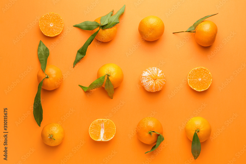 彩色背景的甜橘子