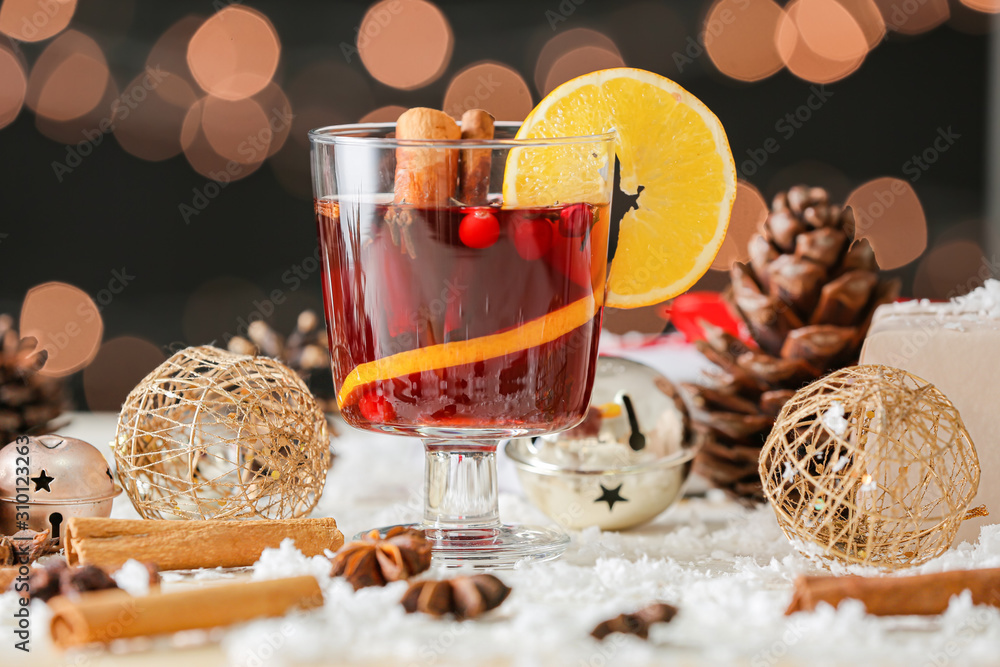 一杯美味的热葡萄酒和餐桌上的圣诞装饰