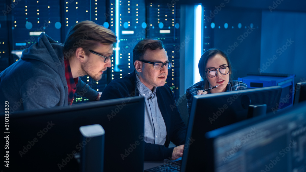 三位IT工程师/程序员谈论工作，使用计算机。数据技术部门