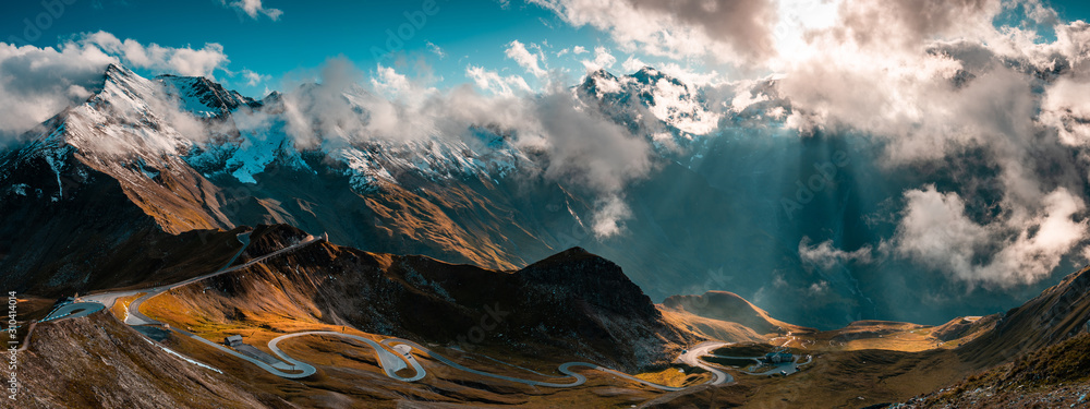 格罗斯格罗克纳阿尔卑斯山公路全景图。阿尔卑斯山蜿蜒曲折的公路。