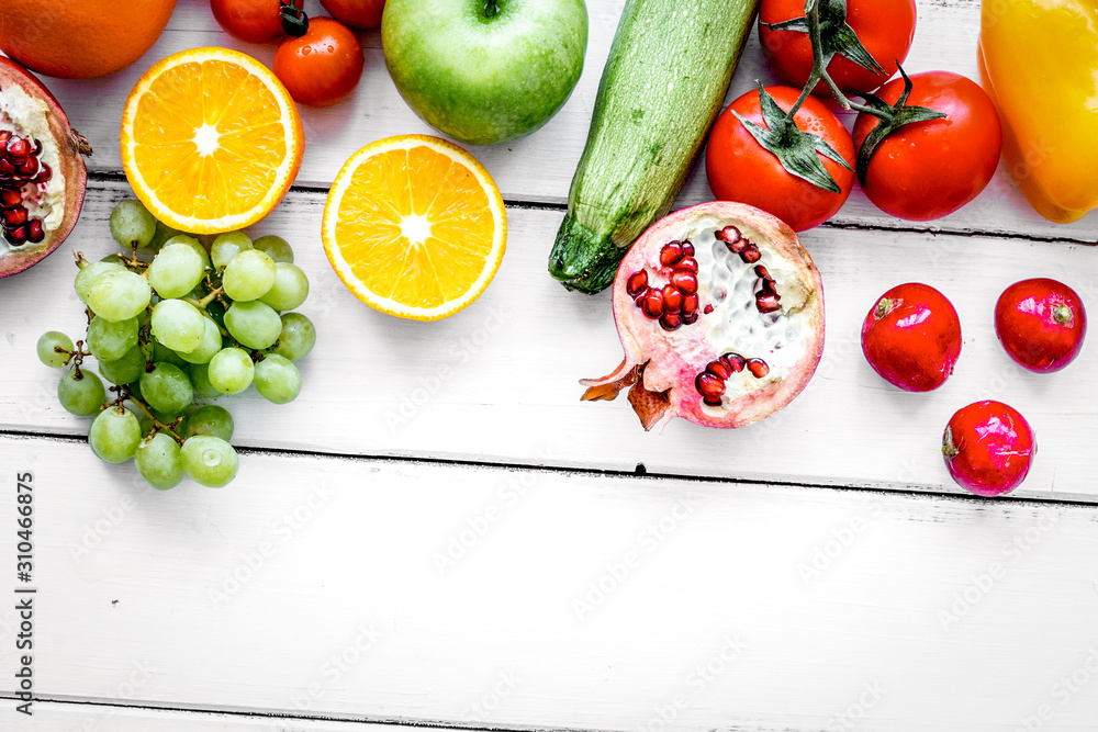 白色背景俯视模型上的健身晚餐新鲜蔬菜和水果