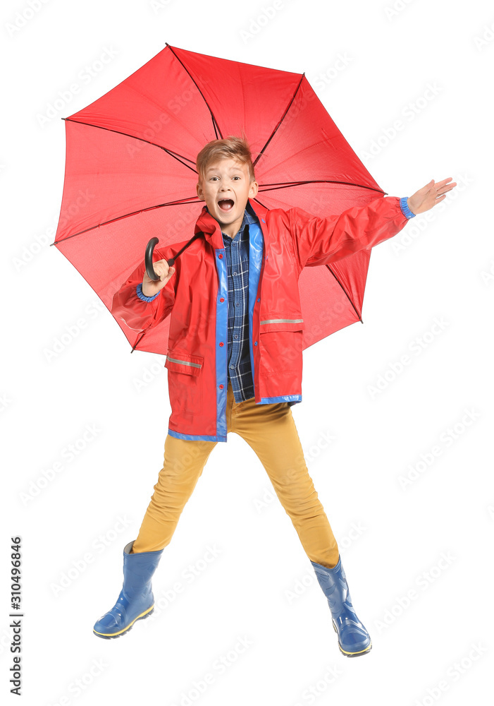 白色背景下带伞的跳跃小男孩