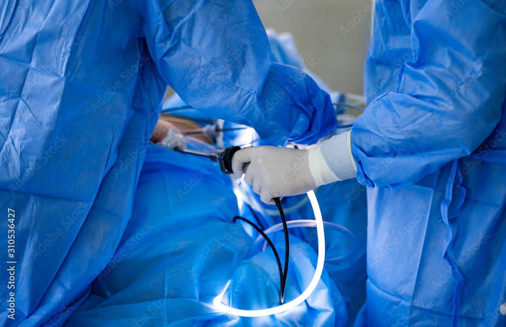 手术室里的现代设备。脊柱外科。手术室里有一群外科医生。