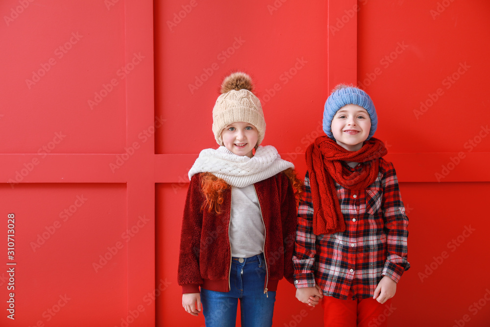 穿着彩色背景冬装的可爱小孩