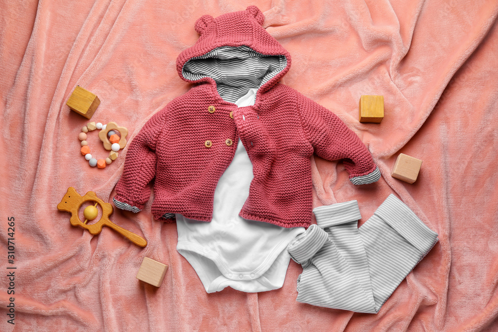 格子布上的婴儿服装和配饰