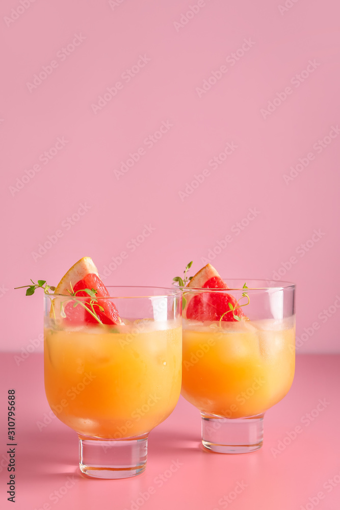 彩色背景下的新鲜柑橘汁