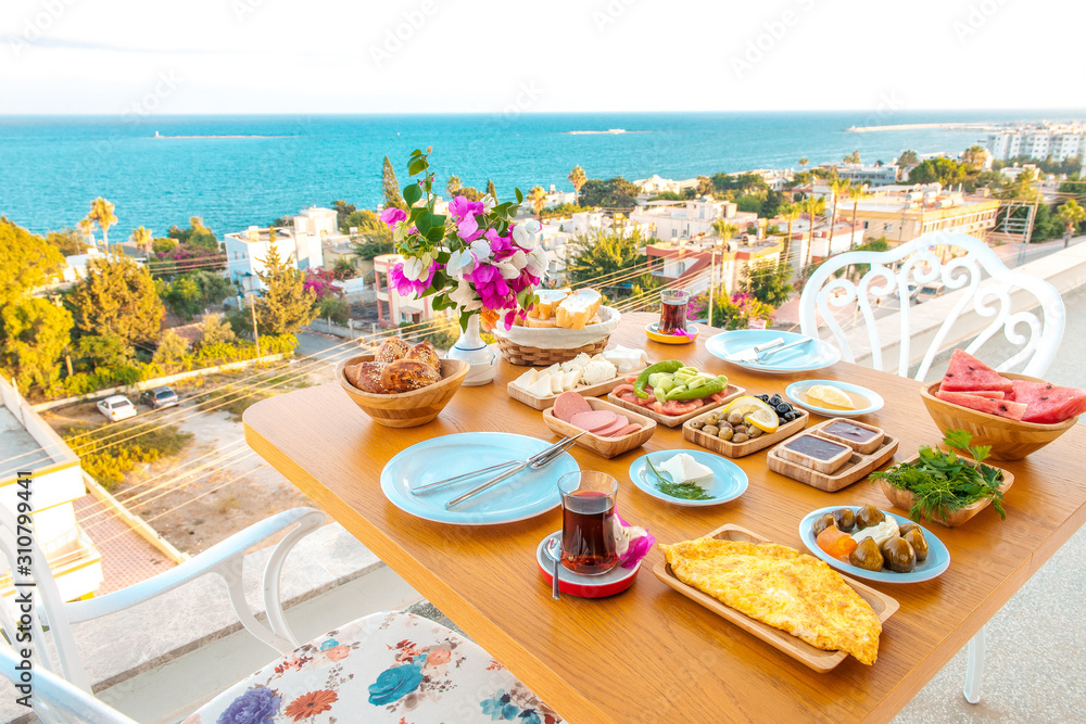 夏季在海边酒店或度假酒店的海滩上吃早餐。假期和度假早餐