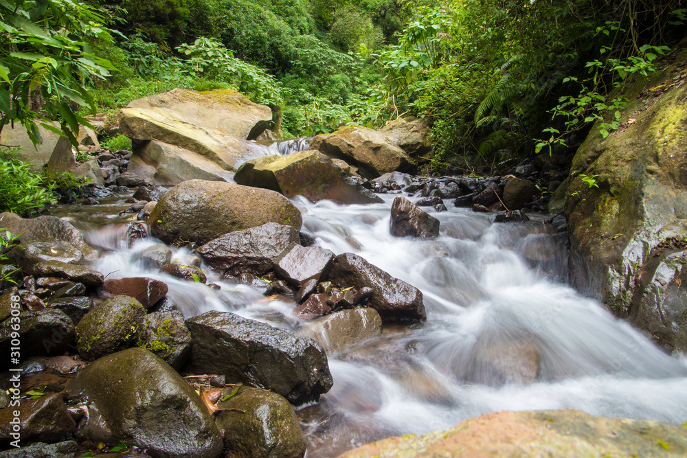 印尼森林中的岩石河漂流区小瀑布