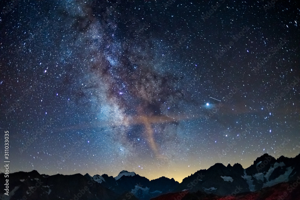阿尔卑斯山上的银河拱门星空，Massif des Ecrins，Briancon Serre Chevalier滑雪场，F
