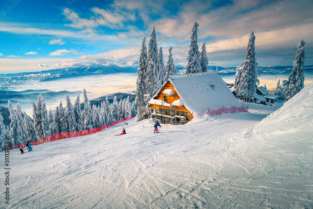 罗马尼亚特兰西瓦尼亚喀尔巴阡山脉波亚纳·布拉索夫滑雪场，拥有滑雪者的绝佳滑雪场