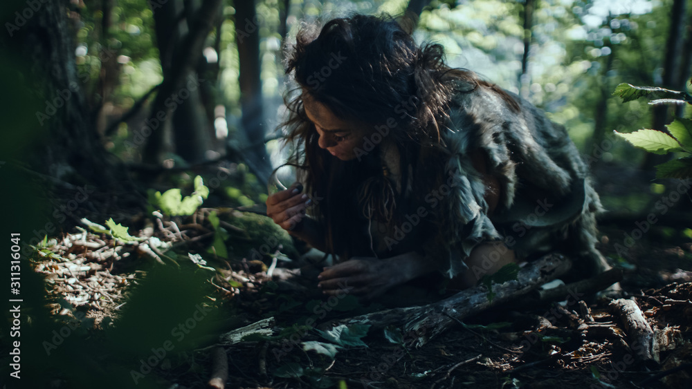 史前洞穴女性猎人采集者在森林中寻找坚果和浆果。原始尼安德