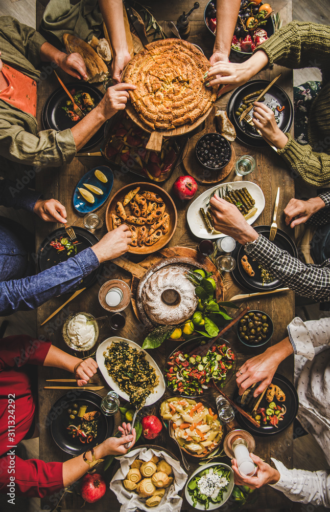 传统的土耳其家庭庆祝晚宴。一群人在餐桌上享用土耳其沙拉