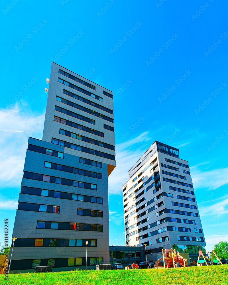 维尔纽斯Baltupiai区的现代住宅摩天大楼反射