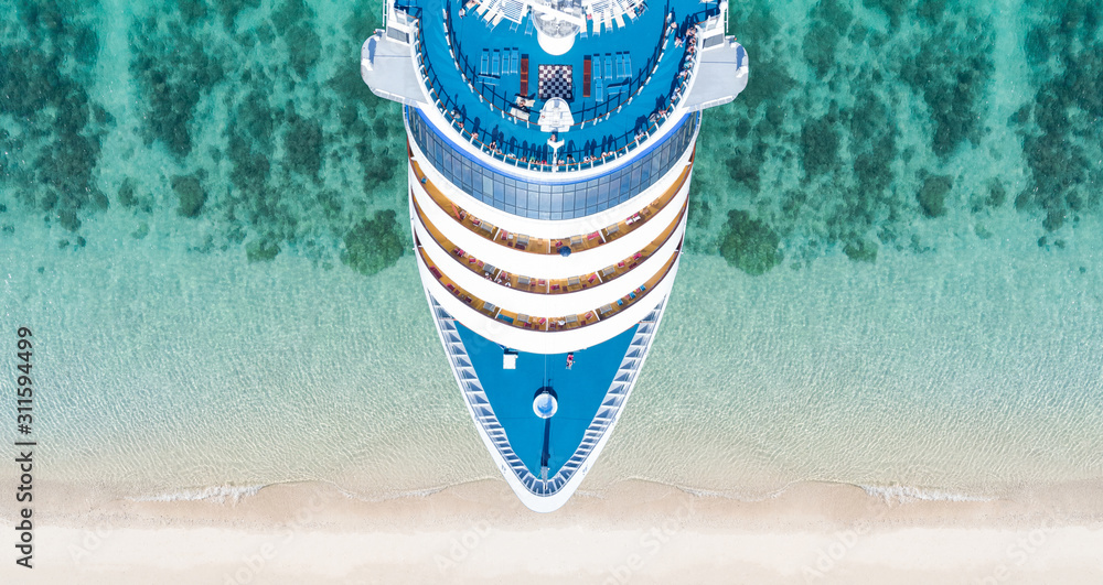 美丽的白色游轮海上豪华游轮概念旅游之旅鸟瞰图