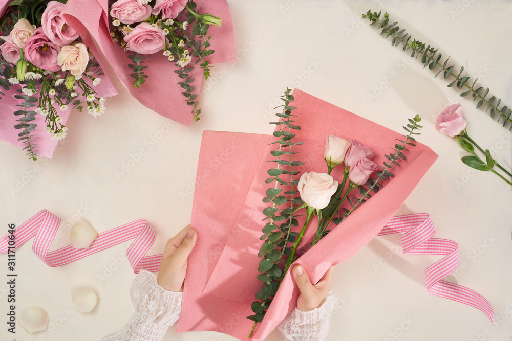 用剪刀在白色背景上制作粉红色的花束。节日，母亲节，情人节c