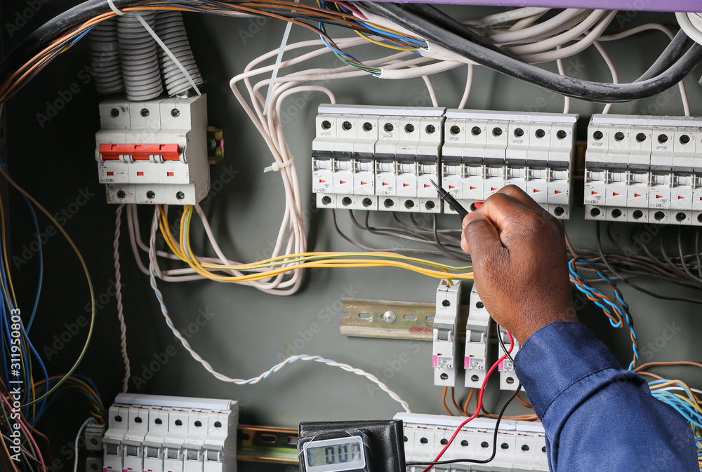 非洲裔美国电工在配电板中布线