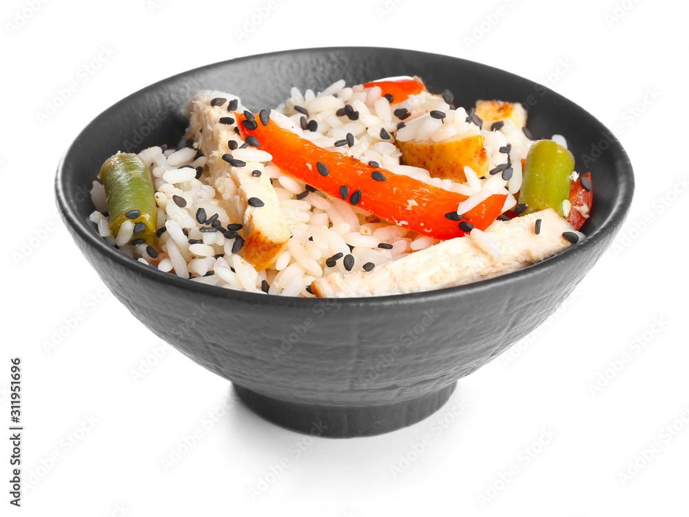 白底美味米饭、鸡肉和蔬菜碗