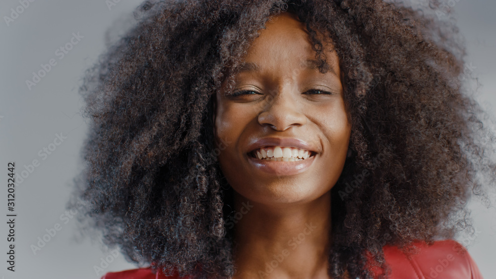 为时尚杂志Photoshoo拍摄的一位留着浓密卷发的迷人黑人女孩的肖像照