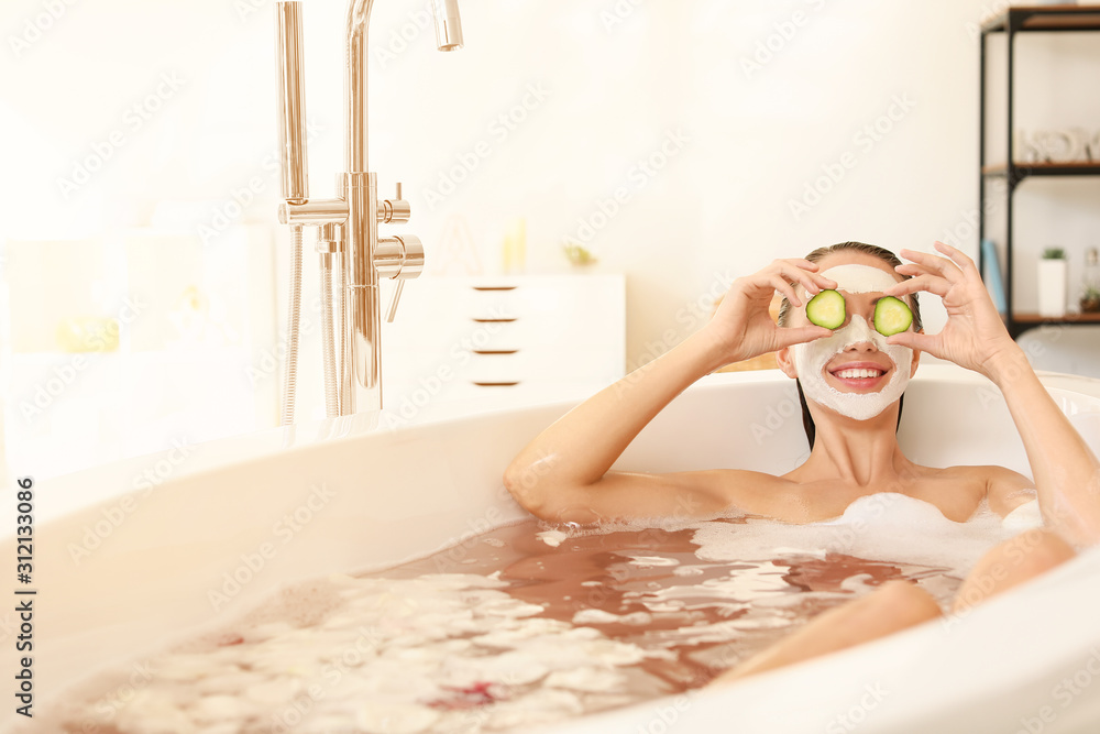 美丽的年轻女人在浴缸里玩得很开心
