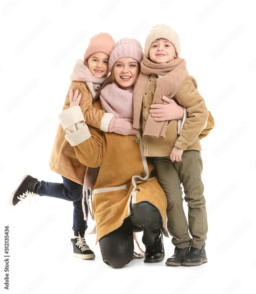 穿着白底冬装的女人和她的小孩