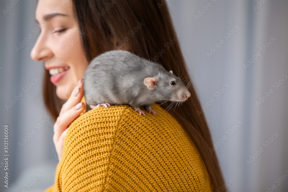 家里有可爱老鼠的年轻女人