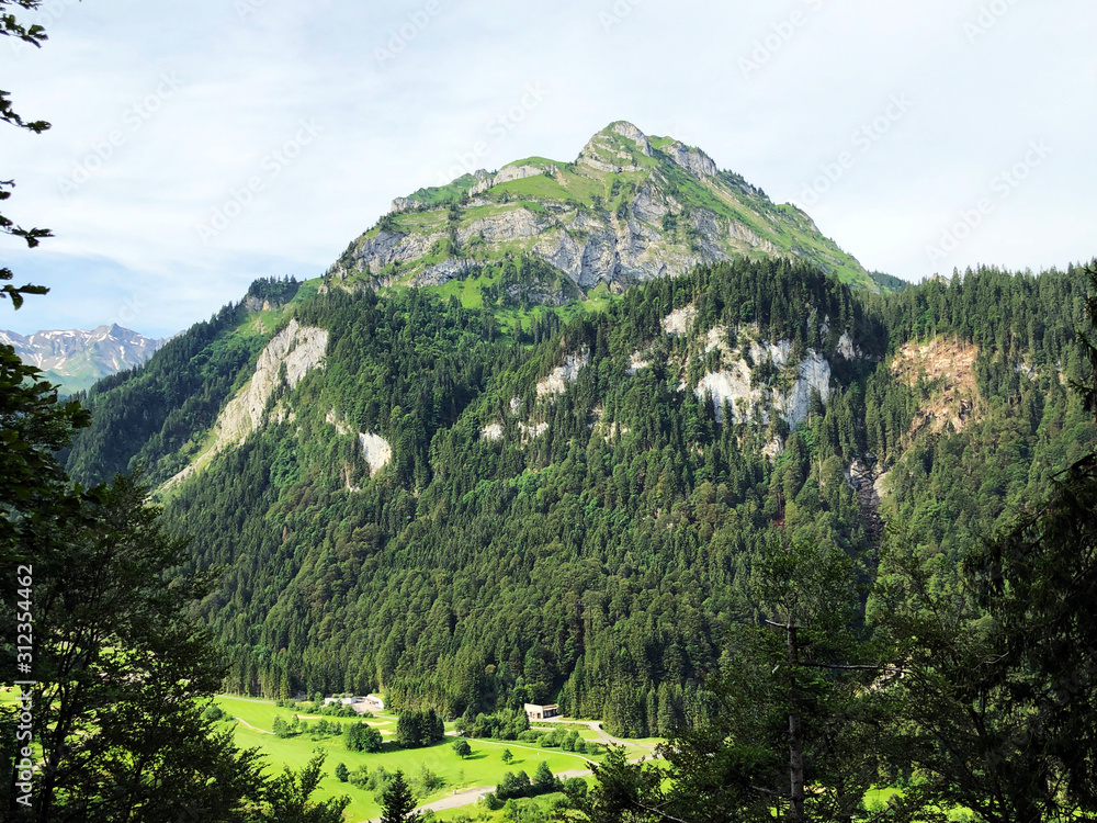 锡塔尔山谷和锡尔塞人工湖上方的阿尔卑斯山Leiterenstolen，Studen-Canton