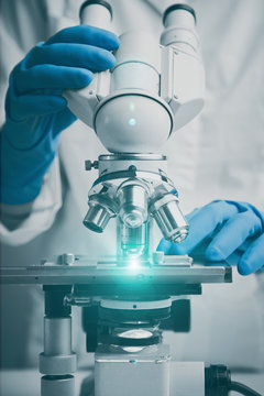 金属透镜显微镜特写镜头。