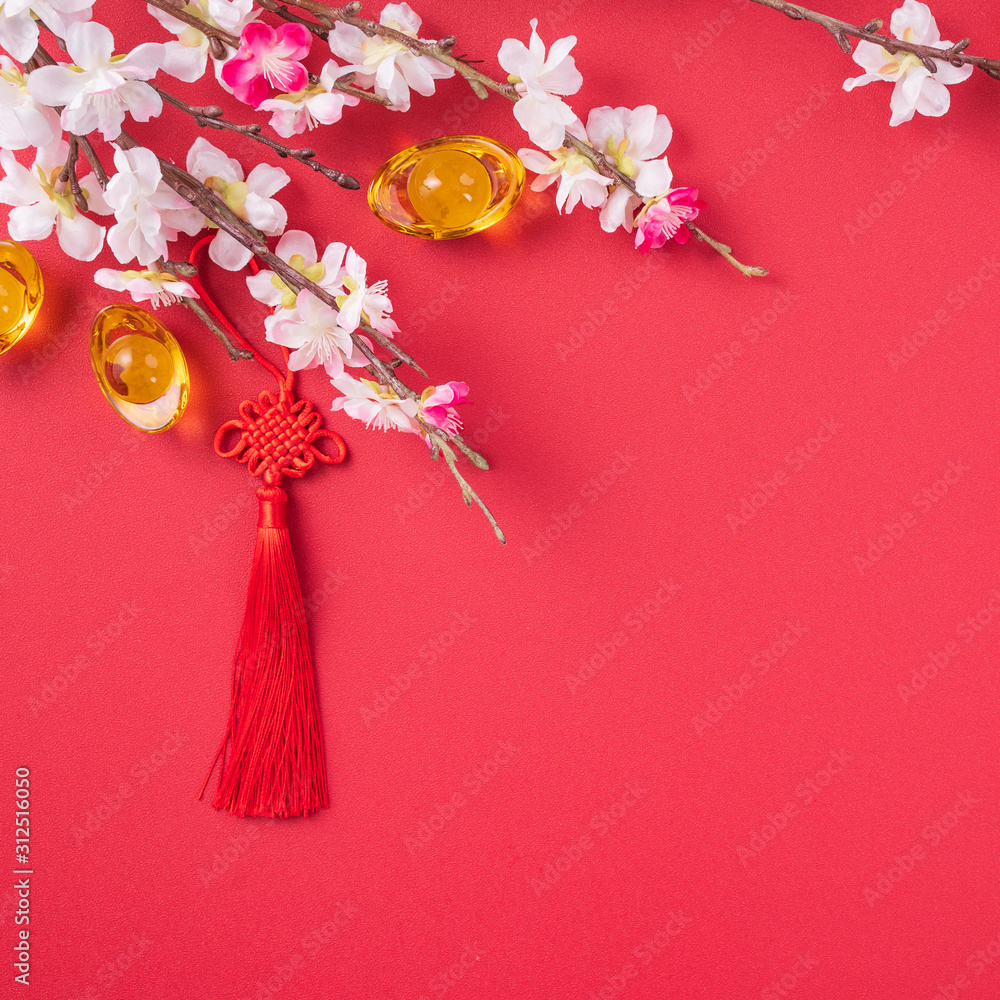 中国农历新年的设计理念——美丽的中国结，梅花孤立在红色之上
