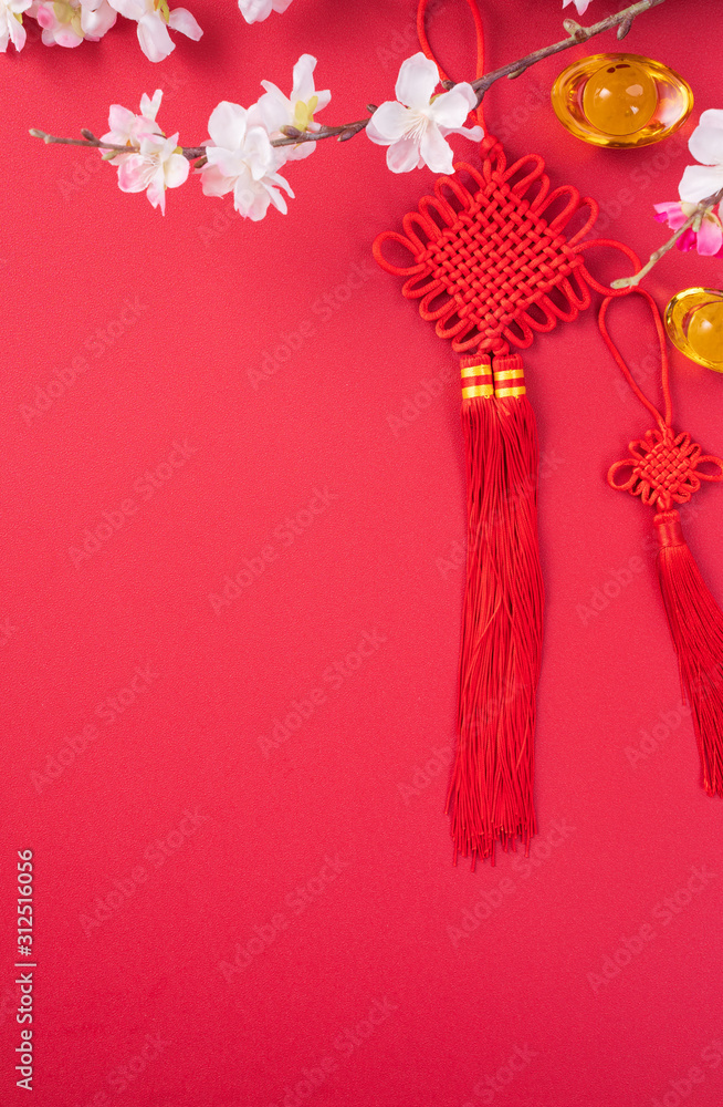中国农历新年的设计理念——红色上有梅花的美丽中国结