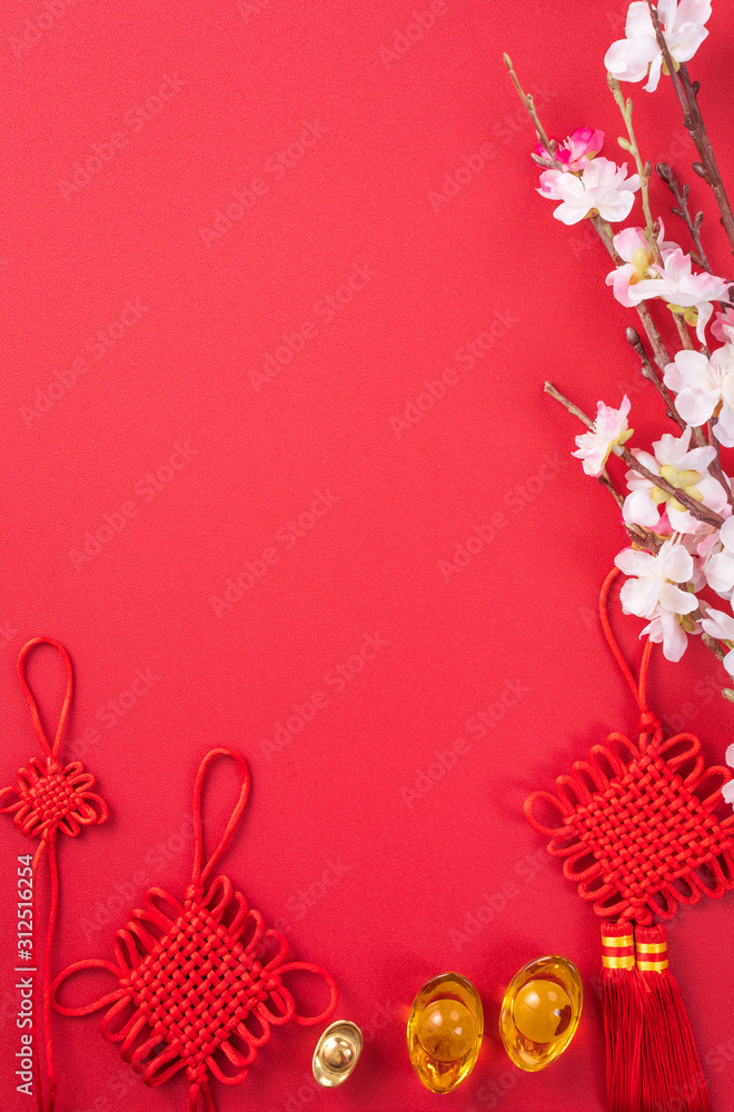 中国农历新年的设计理念——美丽的中国结，梅花孤立在红色之上