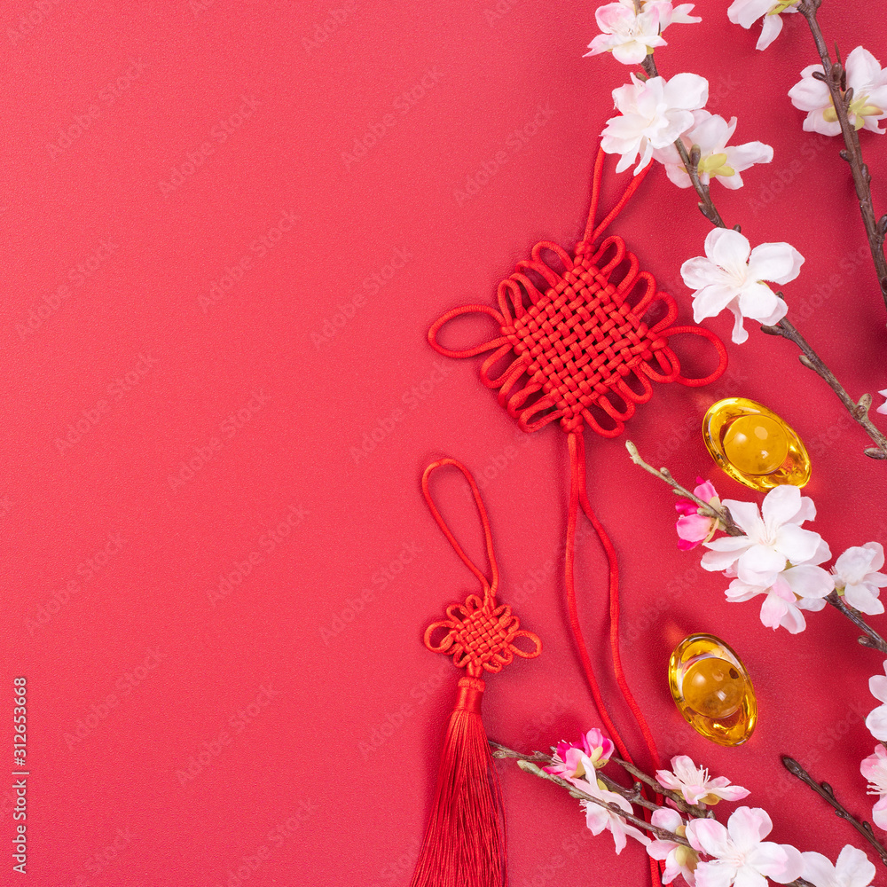 中国农历新年的设计理念——美丽的中国结，红色上有梅花