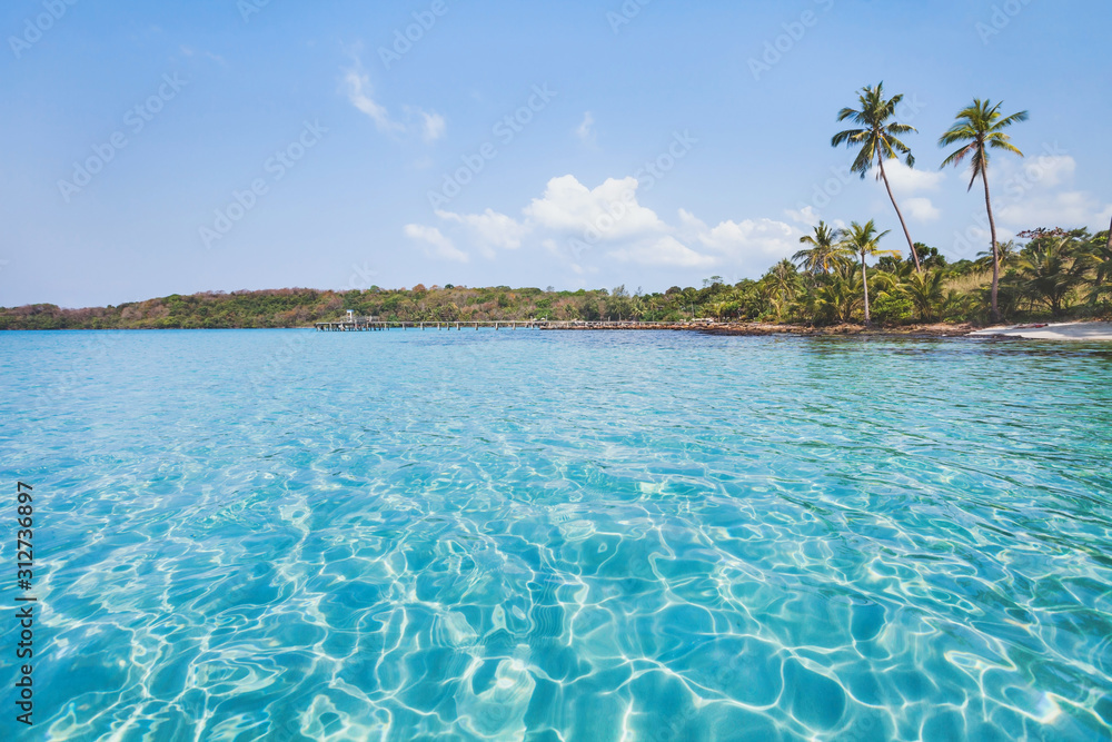 热带岛屿天堂海滩上的碧绿海水，度假背景，异国旅游目的地