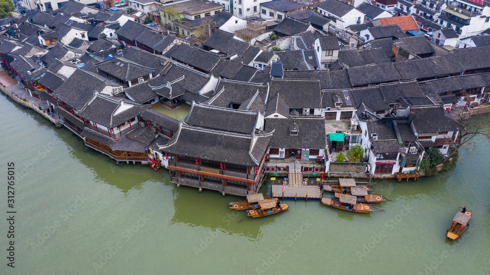 上海朱家集运河上的朱家角水乡和中国传统旅游船鸟瞰图