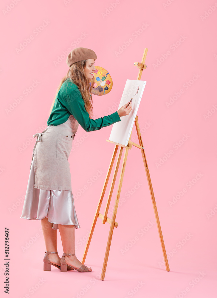 彩色背景下的年轻女艺术家