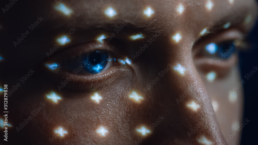 蓝眼睛虹膜的生物特征面部识别扫描。未来概念：投影仪识别我