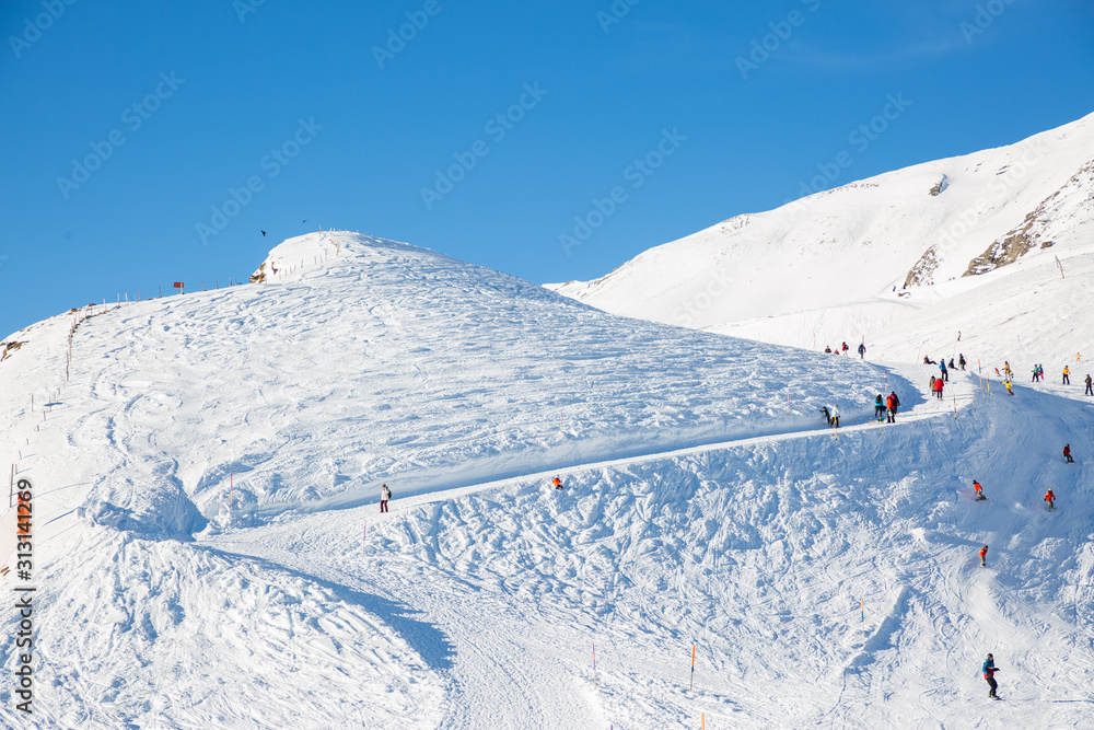 自然风光，格林德瓦尔德寒冷的冬天高山上的雪——冒险的最后一站