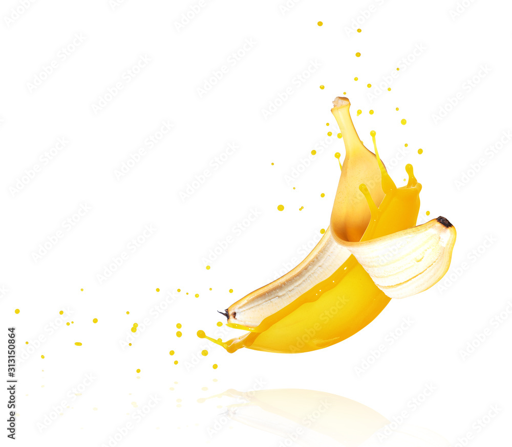 白色背景下分离的香蕉新鲜果汁飞溅