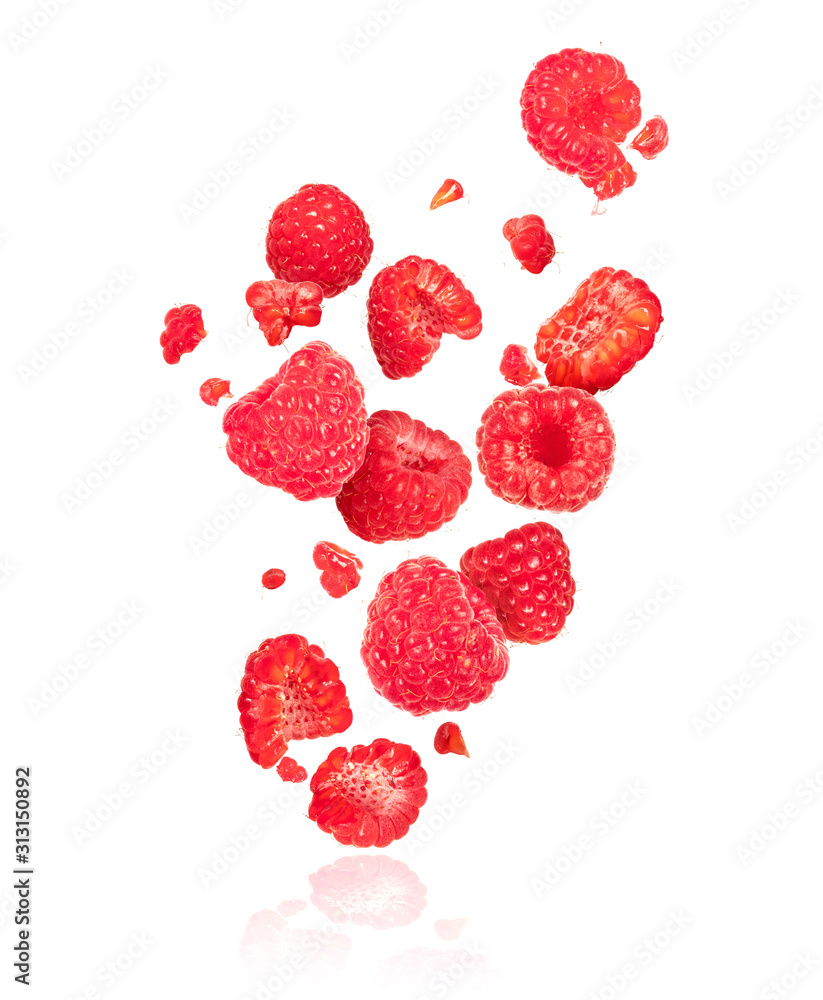 在白色背景下，整个和切片的树莓在空中