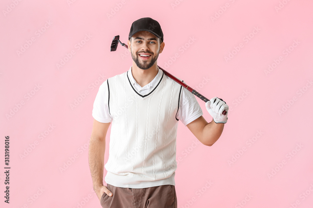 彩色背景的英俊男高尔夫球手