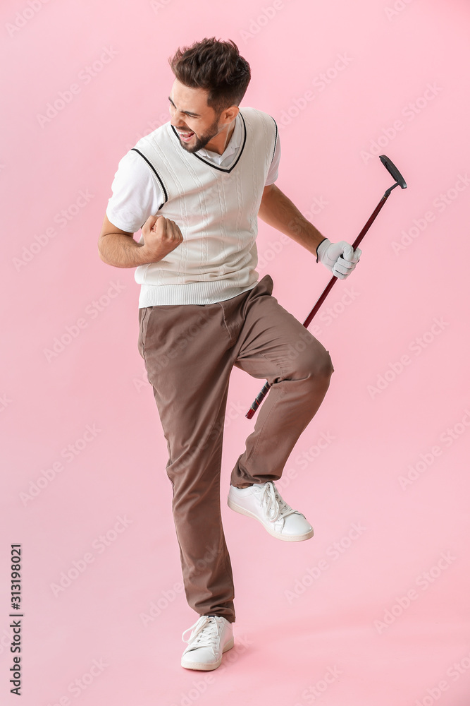 漂亮快乐的彩色背景男高尔夫球手