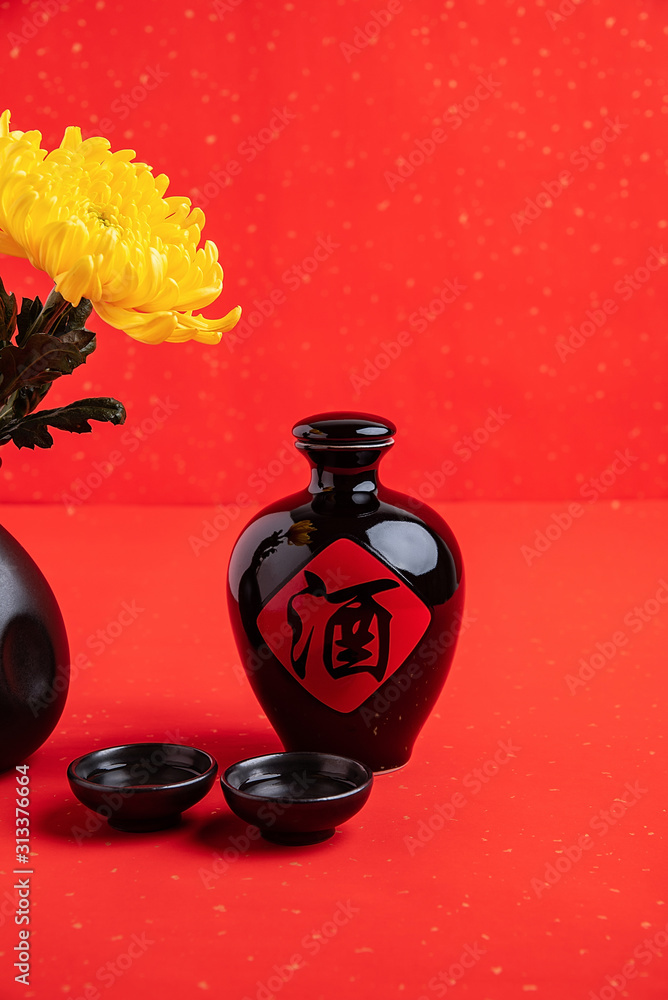 红底壶装中国传统白酒